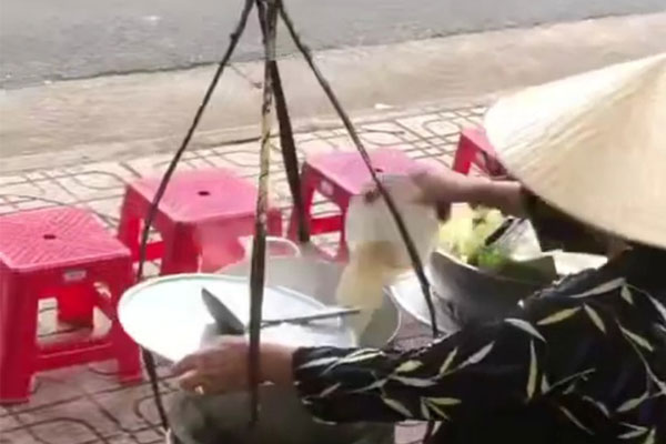 Làm rõ thông tin người bán hàng rong đổ thức ăn thừa vào nồi nước lèo-1