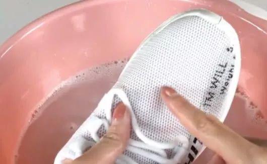 Giày trắng sành điệu và trẻ trung nhưng dễ ngả vàng, giặt như thế nào cho hiệu quả?-4