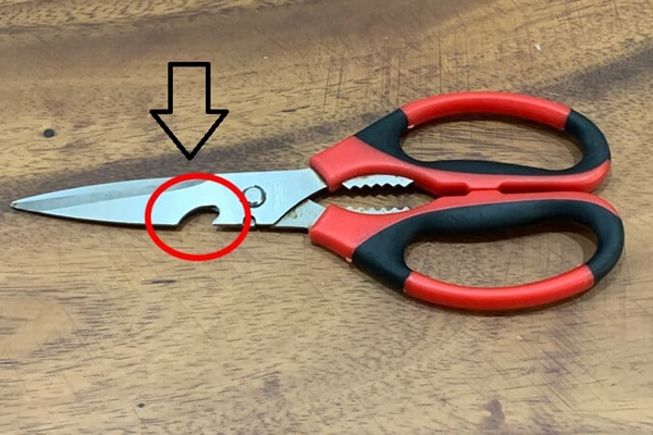 Lỗ khuyết, lỗ răng cưa trên kéo: Nhiều người tưởng để trang trí, hóa ra nhiều công dụng quá tốt-1