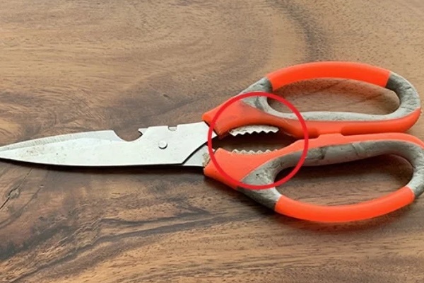 Lỗ khuyết, lỗ răng cưa trên kéo: Nhiều người tưởng để trang trí, hóa ra nhiều công dụng quá tốt-2