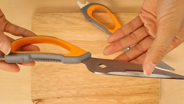 Lỗ khuyết, lỗ răng cưa trên kéo: Nhiều người tưởng để trang trí, hóa ra nhiều công dụng quá tốt-3