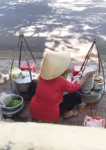 Người bán bún cá đổ thức ăn thừa vào nồi nước lèo bỏ chạy khi được mời về phường-1