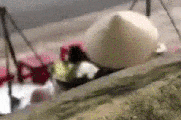 Người bán bún cá đổ thức ăn thừa vào nồi nước lèo bỏ chạy khi được mời về phường-2