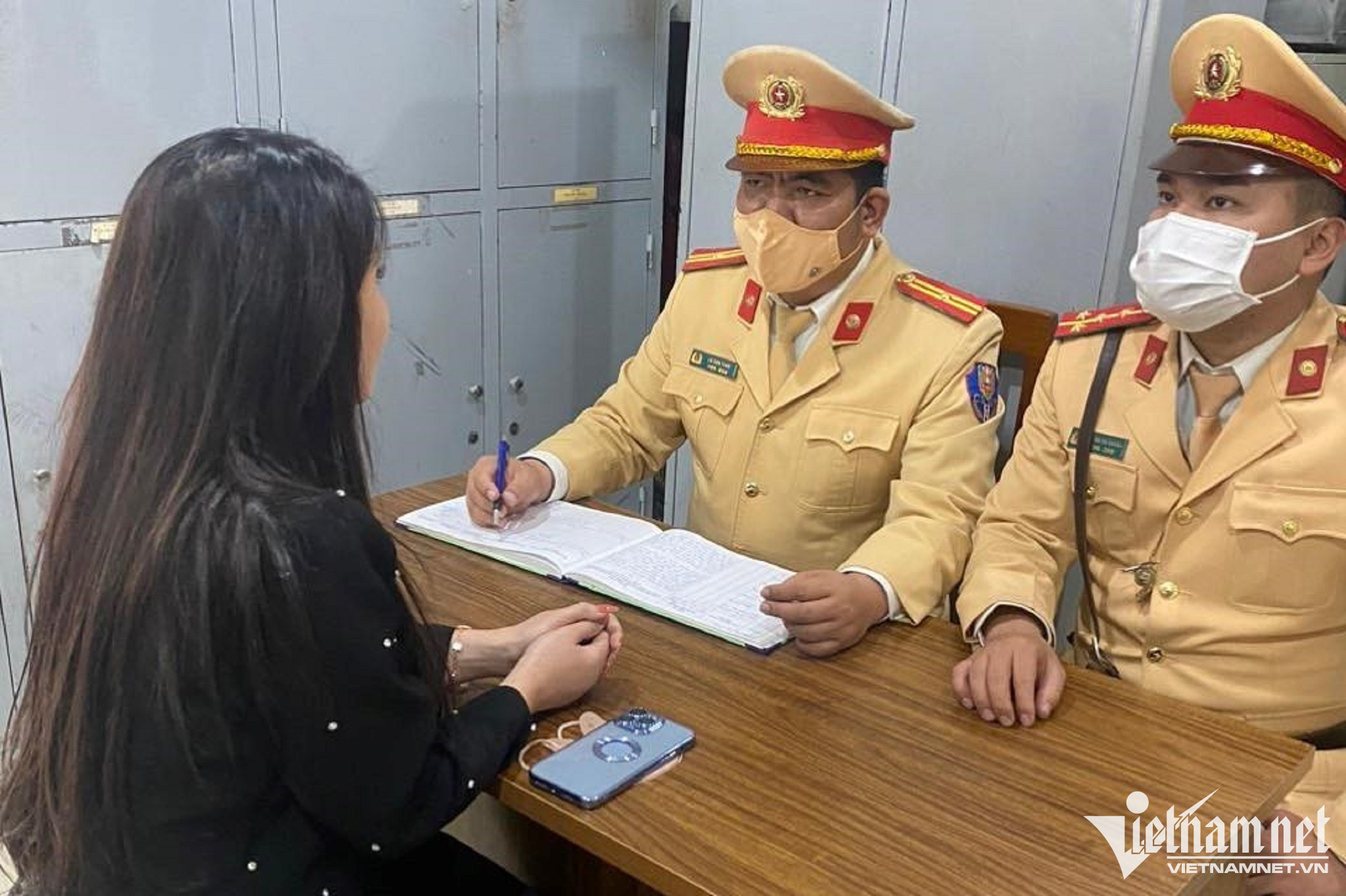 Lăng mạ CSGT, người phụ nữ nhận có uống rượu, muốn xin lỗi công an-2