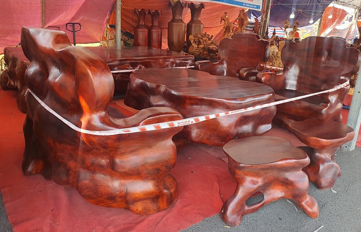 Bộ bàn ghế làm từ gỗ hương đỏ nguyên khối được phát giá 1,6 tỷ đồng-1