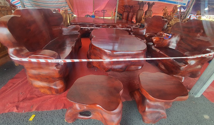 Bộ bàn ghế làm từ gỗ hương đỏ nguyên khối được phát giá 1,6 tỷ đồng-2