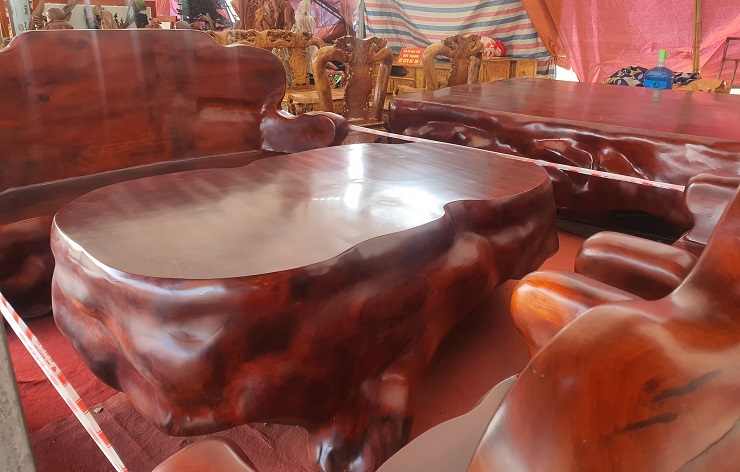 Bộ bàn ghế làm từ gỗ hương đỏ nguyên khối được phát giá 1,6 tỷ đồng-3