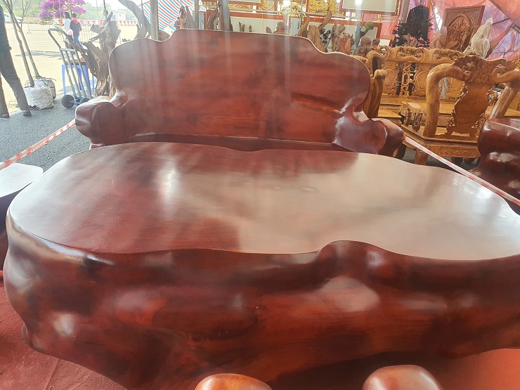 Bộ bàn ghế làm từ gỗ hương đỏ nguyên khối được phát giá 1,6 tỷ đồng-4