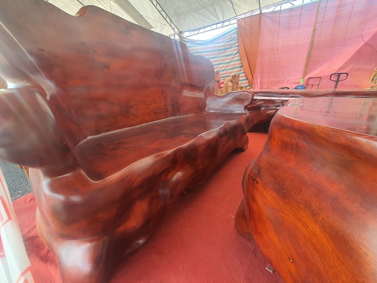 Bộ bàn ghế làm từ gỗ hương đỏ nguyên khối được phát giá 1,6 tỷ đồng-5