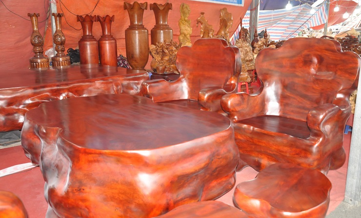 Bộ bàn ghế làm từ gỗ hương đỏ nguyên khối được phát giá 1,6 tỷ đồng-6