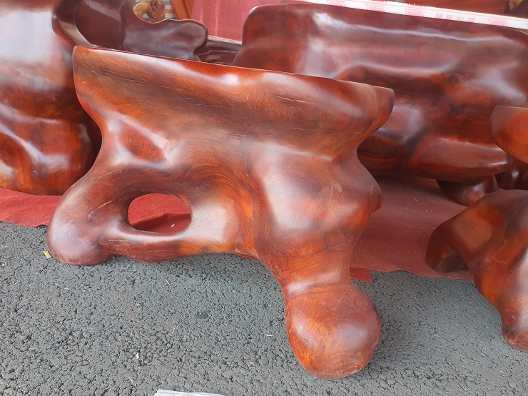 Bộ bàn ghế làm từ gỗ hương đỏ nguyên khối được phát giá 1,6 tỷ đồng-7