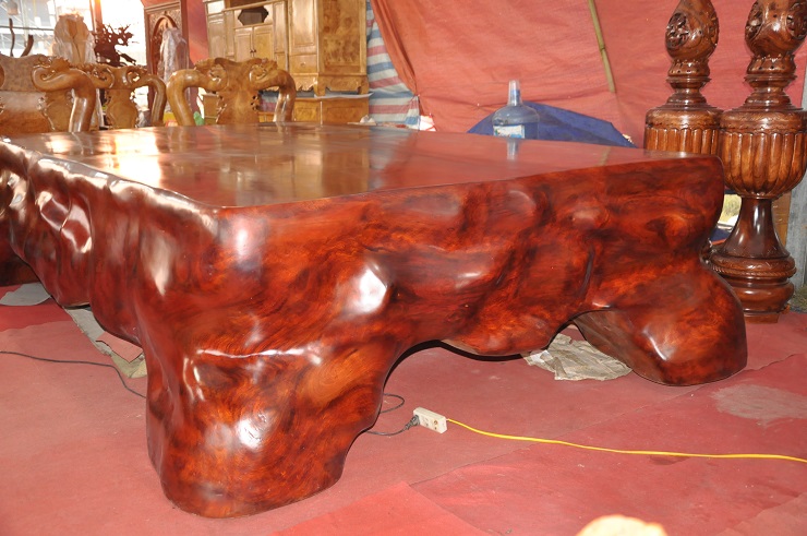 Bộ bàn ghế làm từ gỗ hương đỏ nguyên khối được phát giá 1,6 tỷ đồng-9