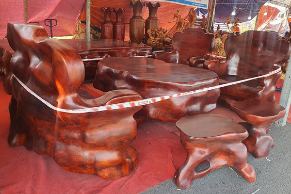 Chiêm ngưỡng bộ bàn ghế làm từ gỗ nu trai nặng 6 tấn, giá bán 4 tỷ đồng-7