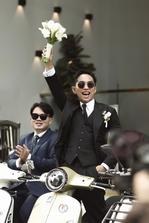 Phan Hiển đón Khánh Thi về dinh bằng dàn mô tô và vespa cực ngầu-1