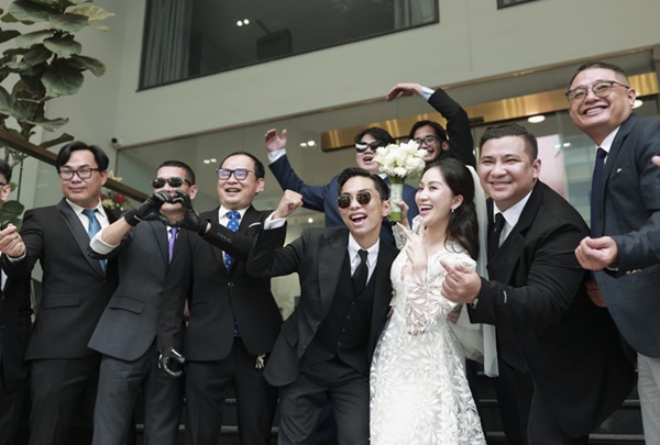 Phan Hiển đón Khánh Thi về dinh bằng dàn mô tô và vespa cực ngầu-2