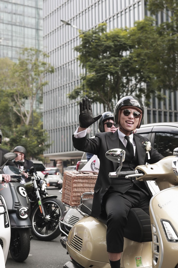 Phan Hiển đón Khánh Thi về dinh bằng dàn mô tô và vespa cực ngầu-3