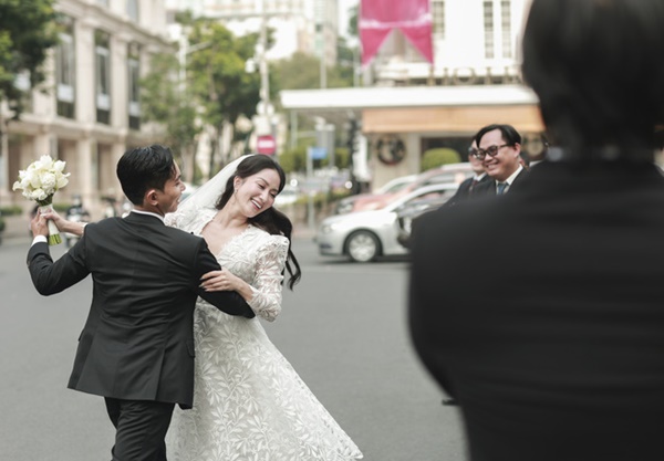 Phan Hiển đón Khánh Thi về dinh bằng dàn mô tô và vespa cực ngầu-5