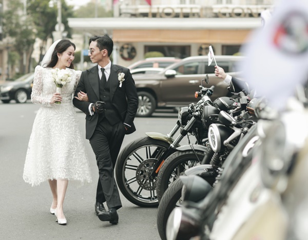 Phan Hiển đón Khánh Thi về dinh bằng dàn mô tô và vespa cực ngầu-9