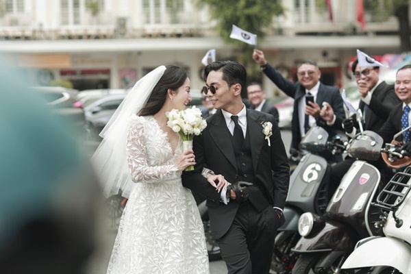 Phan Hiển đón Khánh Thi về dinh bằng dàn mô tô và vespa cực ngầu-10