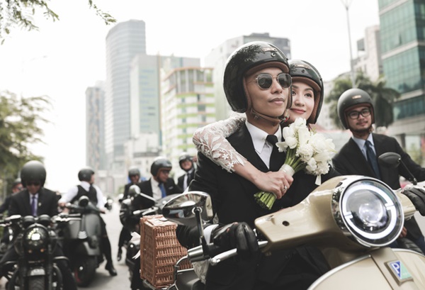 Phan Hiển đón Khánh Thi về dinh bằng dàn mô tô và vespa cực ngầu-11