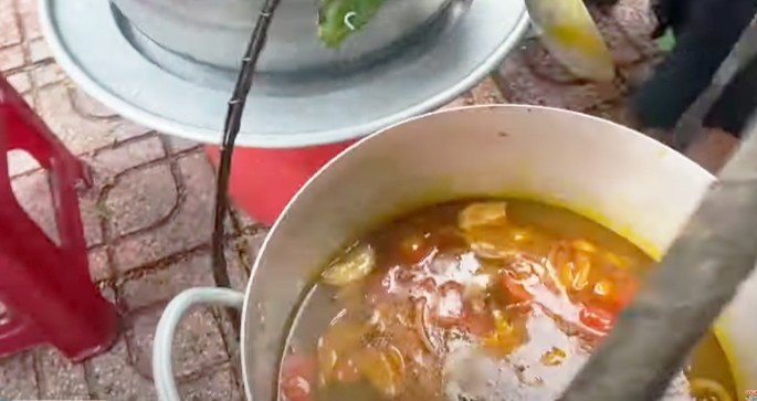 Bà bán bún đổ lại thức ăn thừa vào nồi: Tôi bán 21-22 năm, người đi Mỹ cũng từng ăn, rất sạch sẽ-1