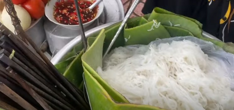 Bà bán bún đổ lại thức ăn thừa vào nồi: Tôi bán 21-22 năm, người đi Mỹ cũng từng ăn, rất sạch sẽ-2