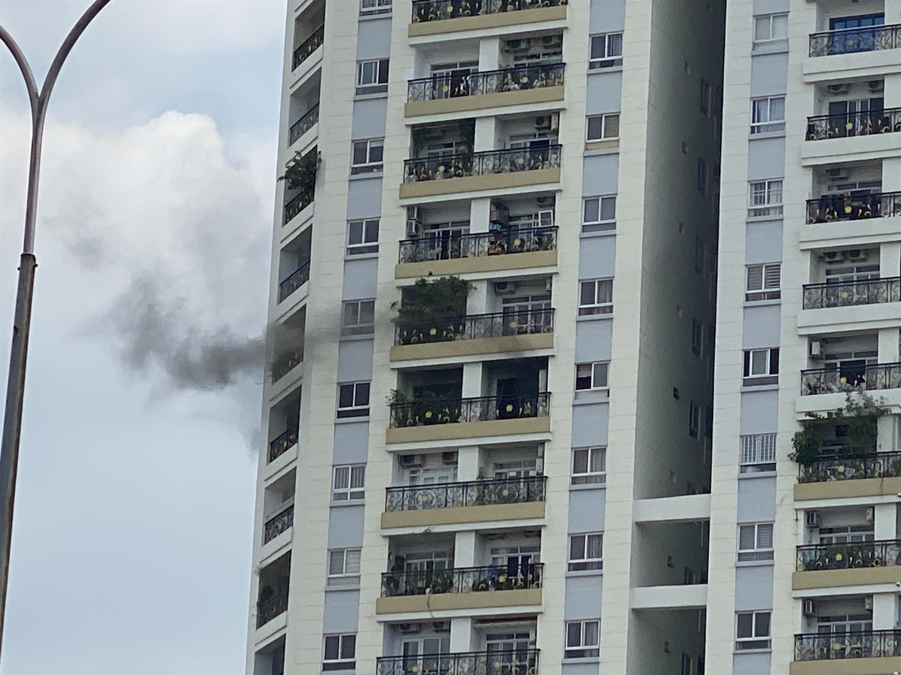 Cháy ở tầng 11 chung cư TP.HCM, 200 người thoát nạn qua thang bộ-1