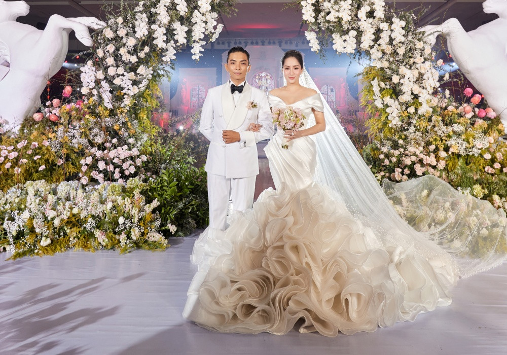 Vợ chồng Chí Anh cùng dàn sao dự lễ cưới Khánh Thi - Phan Hiển-1