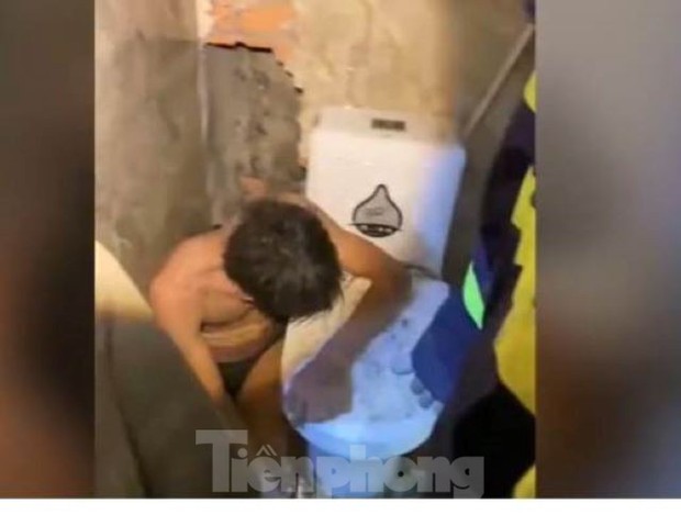 Phá tường giải cứu tên trộm bị mắc kẹt trong lối thoát hơi ở Bình Dương-1
