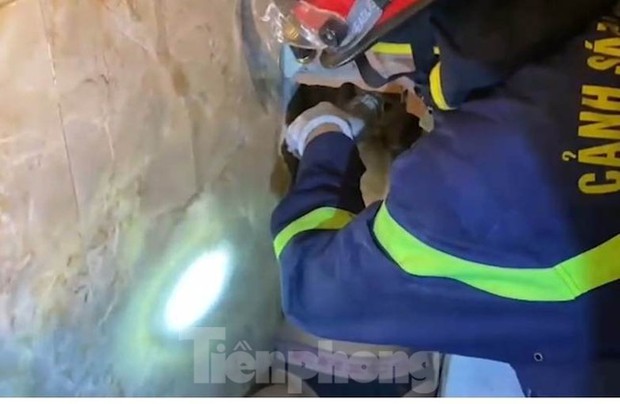 Phá tường giải cứu tên trộm bị mắc kẹt trong lối thoát hơi ở Bình Dương-2