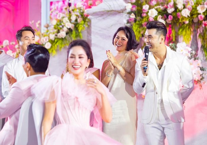 Trò chơi, màn khiêu vũ ấn tượng ở đám cưới của Khánh Thi - Phan Hiển-14
