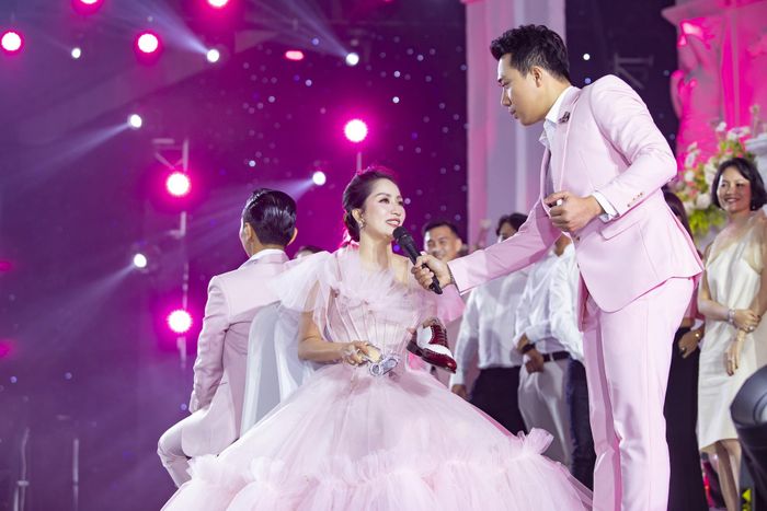 Trò chơi, màn khiêu vũ ấn tượng ở đám cưới của Khánh Thi - Phan Hiển-12