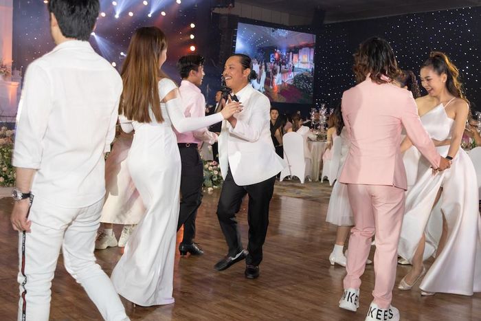 Trò chơi, màn khiêu vũ ấn tượng ở đám cưới của Khánh Thi - Phan Hiển-10