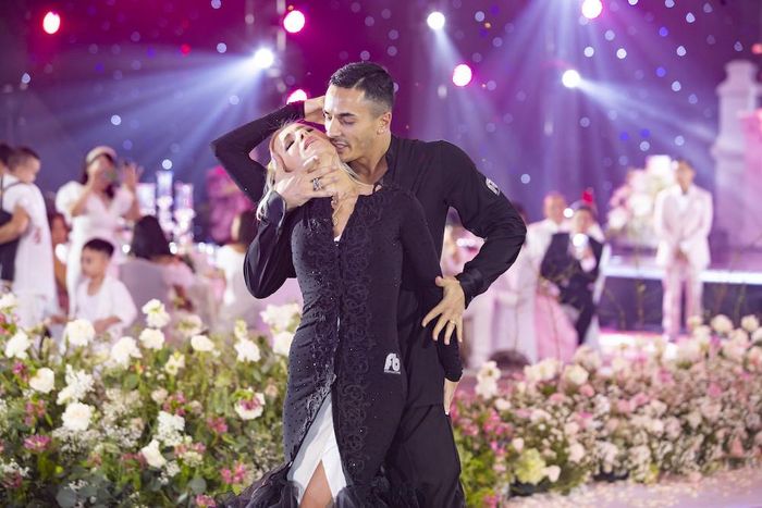 Trò chơi, màn khiêu vũ ấn tượng ở đám cưới của Khánh Thi - Phan Hiển-7
