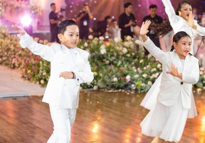 Trò chơi, màn khiêu vũ ấn tượng ở đám cưới của Khánh Thi - Phan Hiển-9
