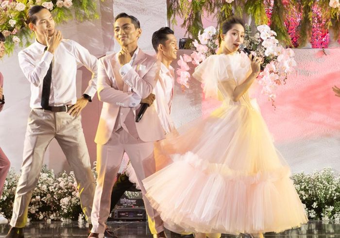 Trò chơi, màn khiêu vũ ấn tượng ở đám cưới của Khánh Thi - Phan Hiển-2
