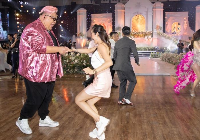 Trò chơi, màn khiêu vũ ấn tượng ở đám cưới của Khánh Thi - Phan Hiển-11