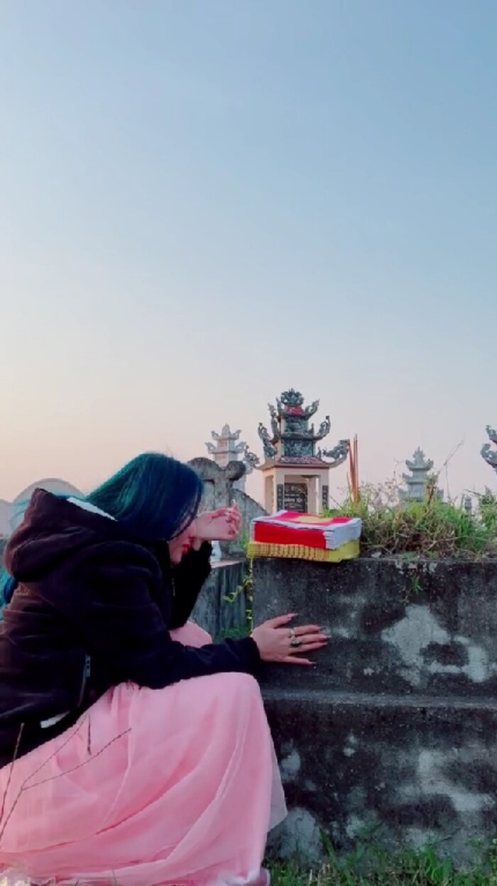 Xót xa lời tâm sự của cô con gái về thăm mộ mẹ: Con cố kiếm tiền xây cho mẹ cái mộ mới đẹp bằng người ta-1