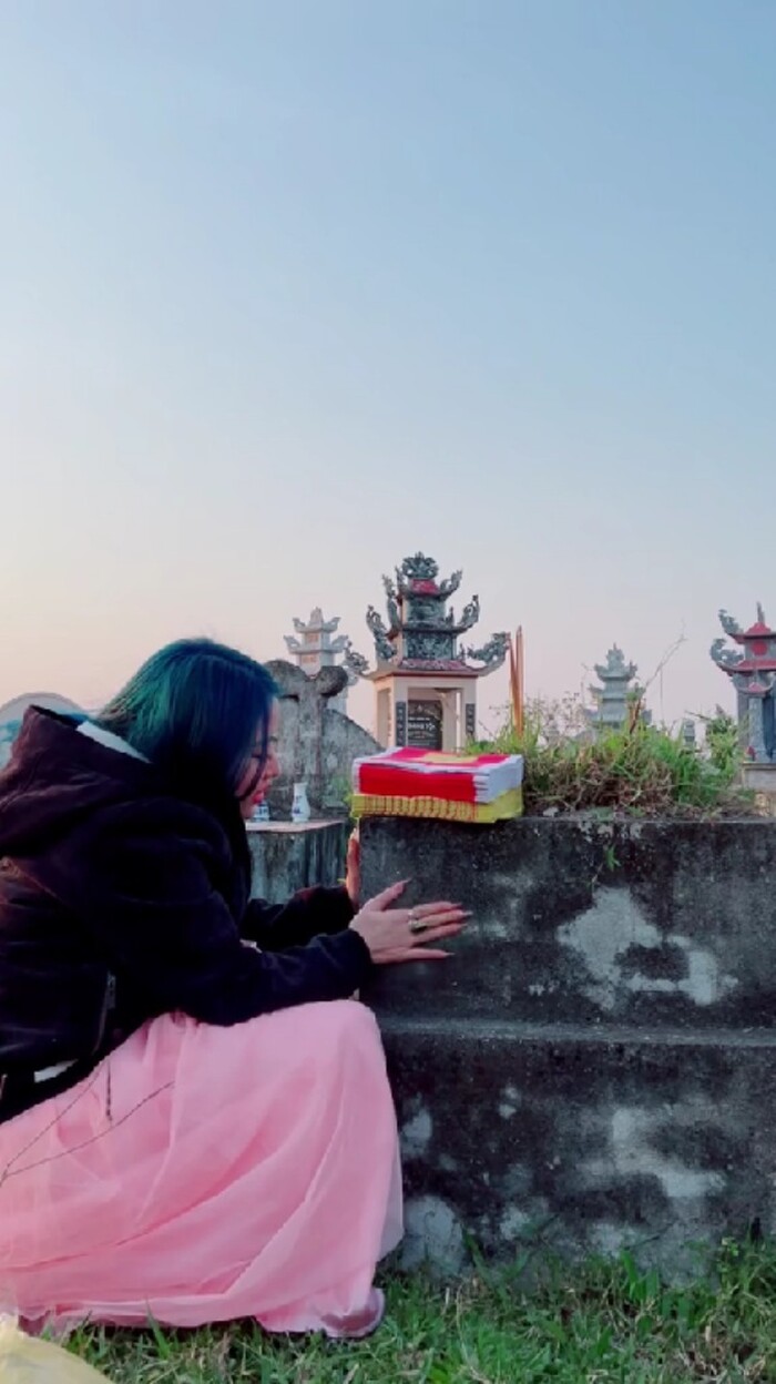 Xót xa lời tâm sự của cô con gái về thăm mộ mẹ: Con cố kiếm tiền xây cho mẹ cái mộ mới đẹp bằng người ta-2