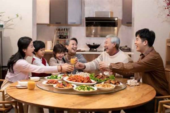Vợ muốn ăn tết ngoại, chồng nói: 