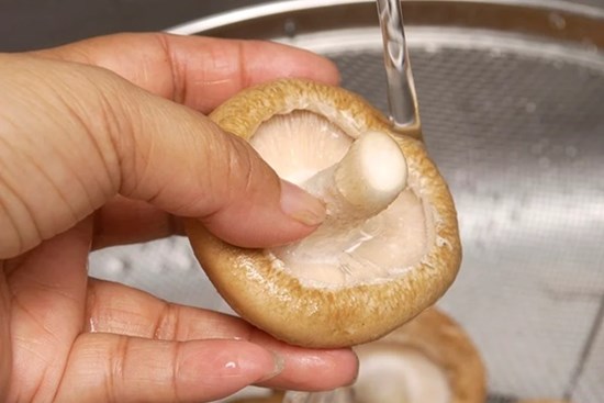 Rửa nấm hương với nước thôi chưa đủ, thêm bước này mới hết sạch bụi bẩn