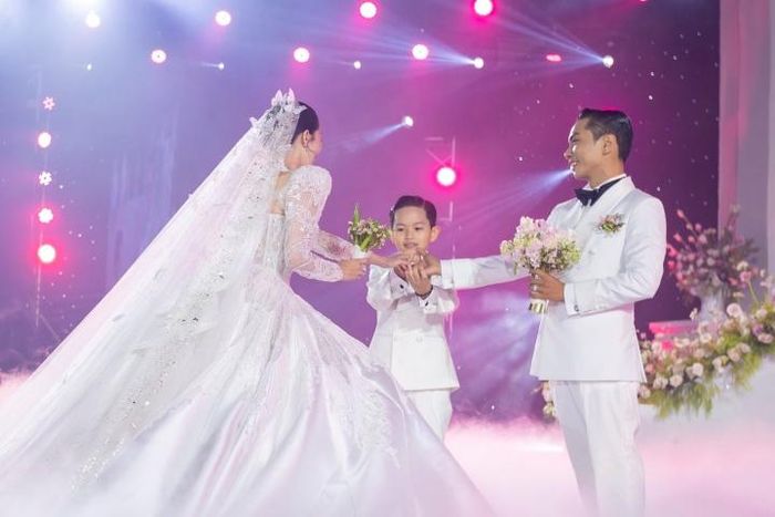 Phan Hiển khóc nức nở bên Khánh Thi, từng sợ không ai tới dự đám cưới-3