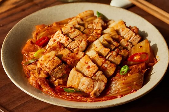 Trời lạnh làm ngay món thịt heo hầm kim chi vừa ấm bụng vừa ngon miệng