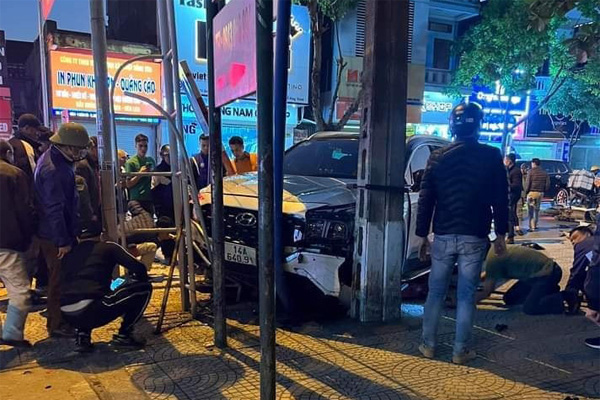 Xe Camry lao vào cổng sắt, 2 người trên xe tử vong-3