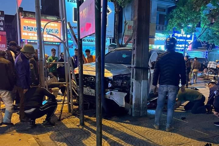 Thêm 1 người chết trong vụ ô tô tông loạt xe máy ở Quảng Ninh-2