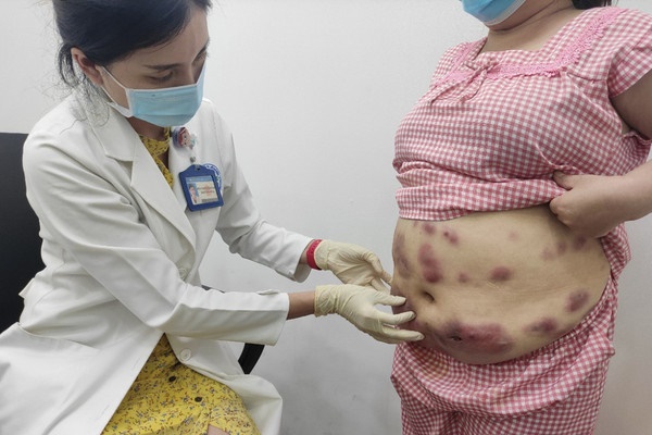 Hai cô gái phối hợp trộm chiếc bóng đèn và cái kết cười ra nước mắt-1