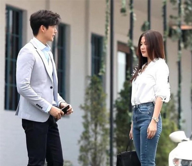 Đi tắm quên khăn nên nhờ người yêu lấy hộ, nhìn rõ cánh tay thò vào tôi ngã lăn ra sàn-1