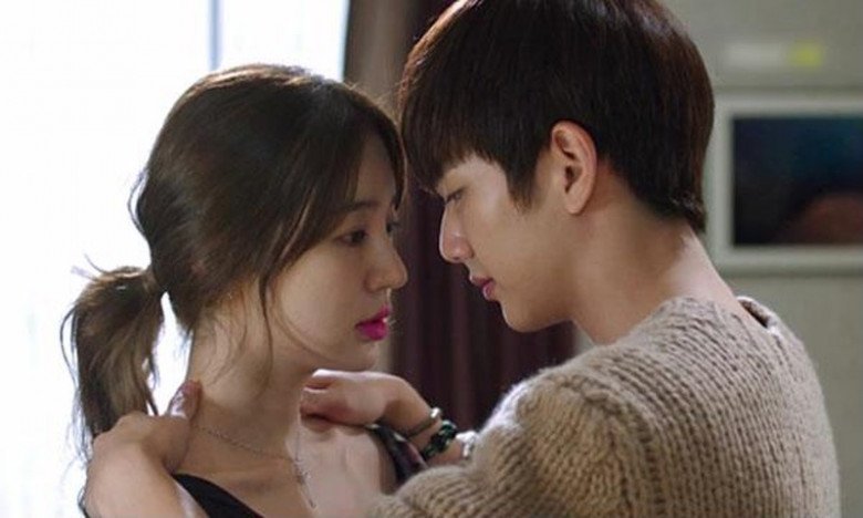 Đi tắm quên khăn nên nhờ người yêu lấy hộ, nhìn rõ cánh tay thò vào tôi ngã lăn ra sàn-2