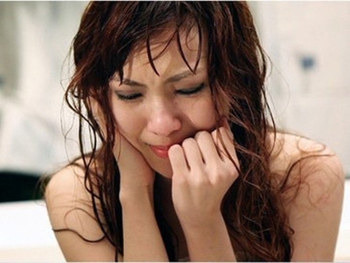 Đi tắm quên khăn nên nhờ người yêu lấy hộ, nhìn rõ cánh tay thò vào tôi ngã lăn ra sàn-3