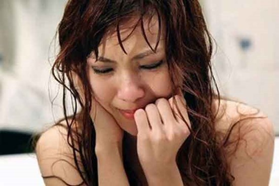 Đi tắm quên khăn nên nhờ người yêu lấy hộ, nhìn rõ cánh tay thò vào tôi ngã lăn ra sàn